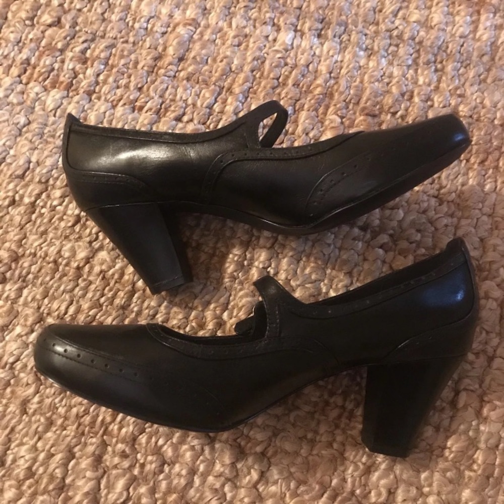 Black Leather Clarks mary jane heels - wide